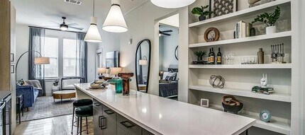 2929 Oak Lawn Ave in Dallas, TX - Building Photo - Building Photo