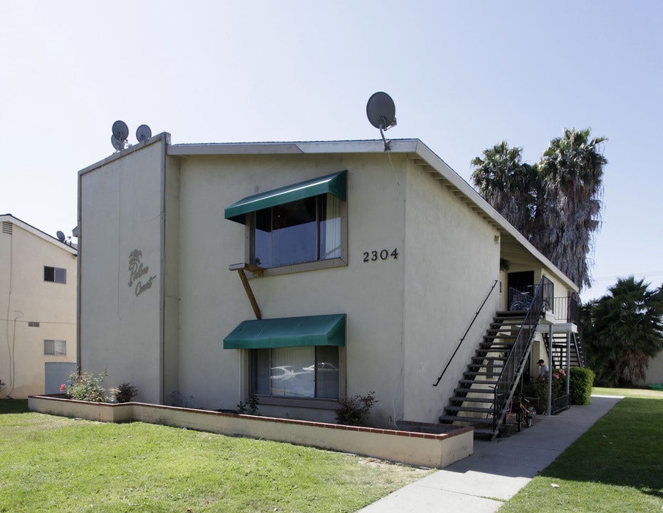 Palm Court Apartments in Fullerton, CA - Building Photo