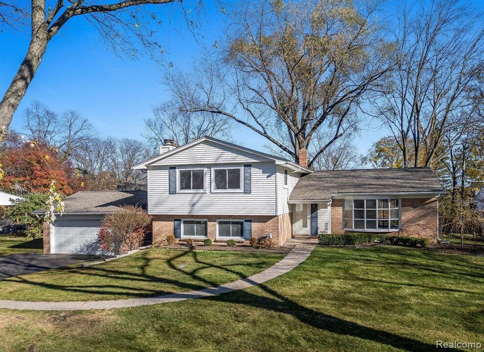 6555 Timber Ridge Dr in Bloomfield Hills, MI - Building Photo