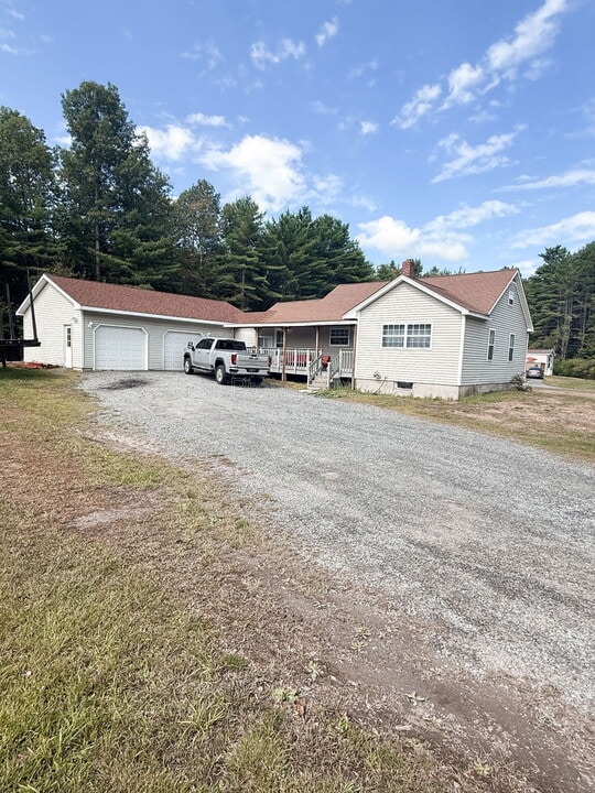 1145 Waterville Rd in Skowhegan, ME - Building Photo