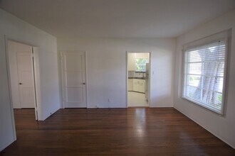10839 Moorpark St in Los Angeles, CA - Foto de edificio - Building Photo