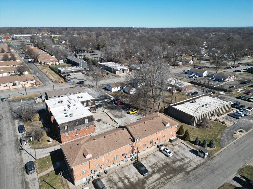 Estes on Ash in Raytown, MO - Building Photo