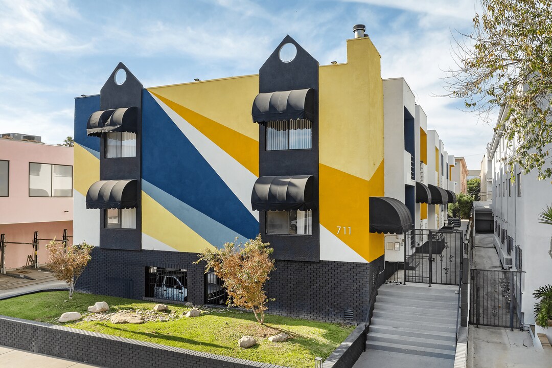 711 N. Sweetzer Ave in Los Angeles, CA - Building Photo