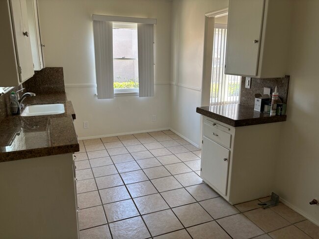 6266 S La Brea Ave, Unit Apt C in Los Angeles, CA - Building Photo - Building Photo