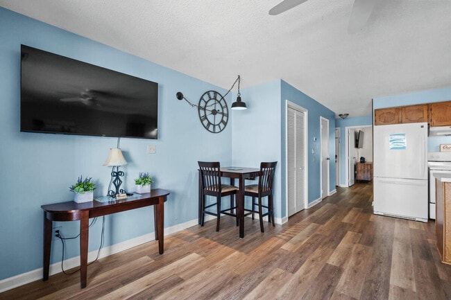 11 Colony Dr