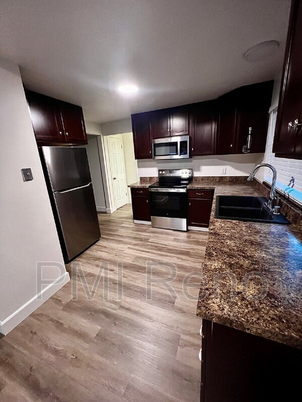 812 Glen Molly Dr in Sparks, NV - Building Photo - Building Photo