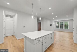 2320 Field Point Rd in Herndon, VA - Building Photo