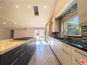 15424 Camarillo St in Los Angeles, CA - Foto de edificio - Building Photo