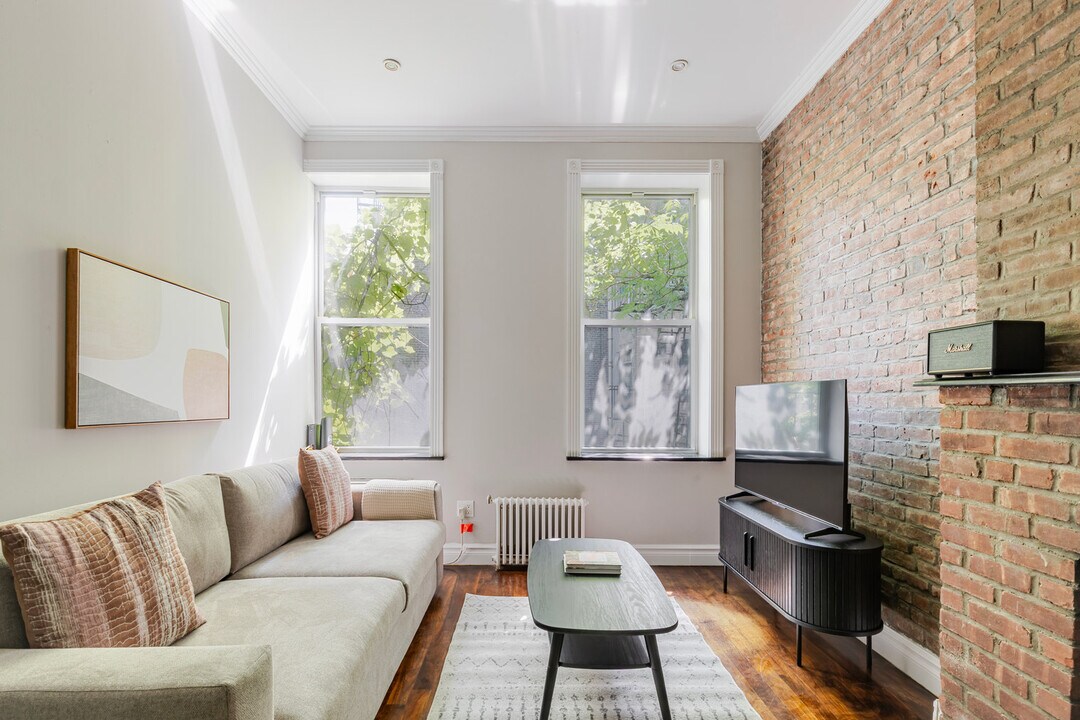 562 Hudson St in New York, NY - Building Photo