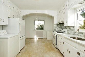 14 Oakridge Pl in Eastchester, NY - Building Photo - Building Photo