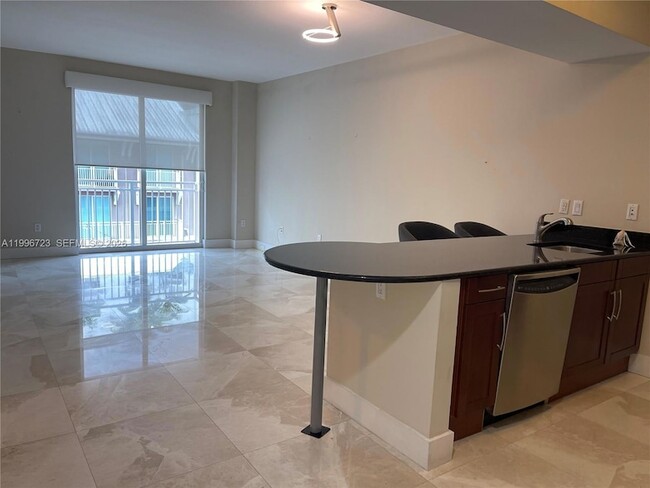 7290 SW 90th St, Unit 307 in Miami, FL - Building Photo - Building Photo