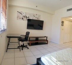 540 Brickell Key Dr in Miami, FL - Building Photo - Building Photo