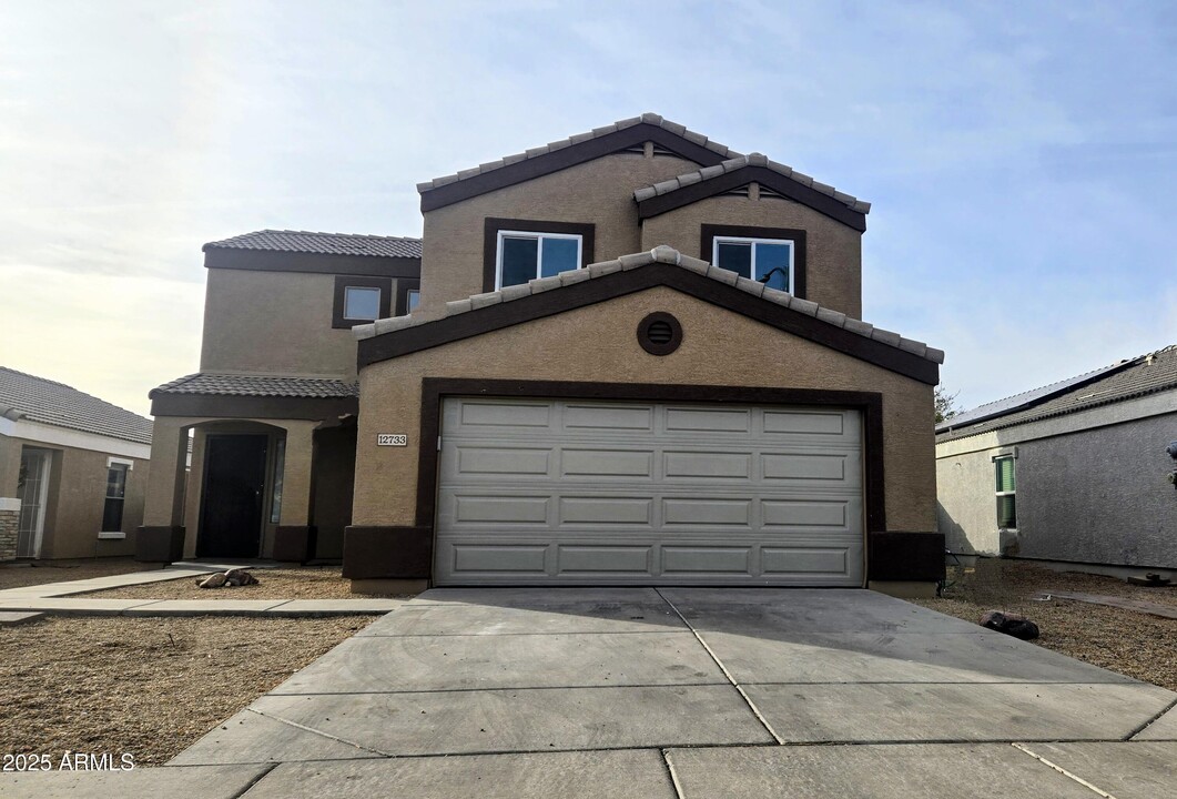 12733 W Pershing St in El Mirage, AZ - Foto de edificio