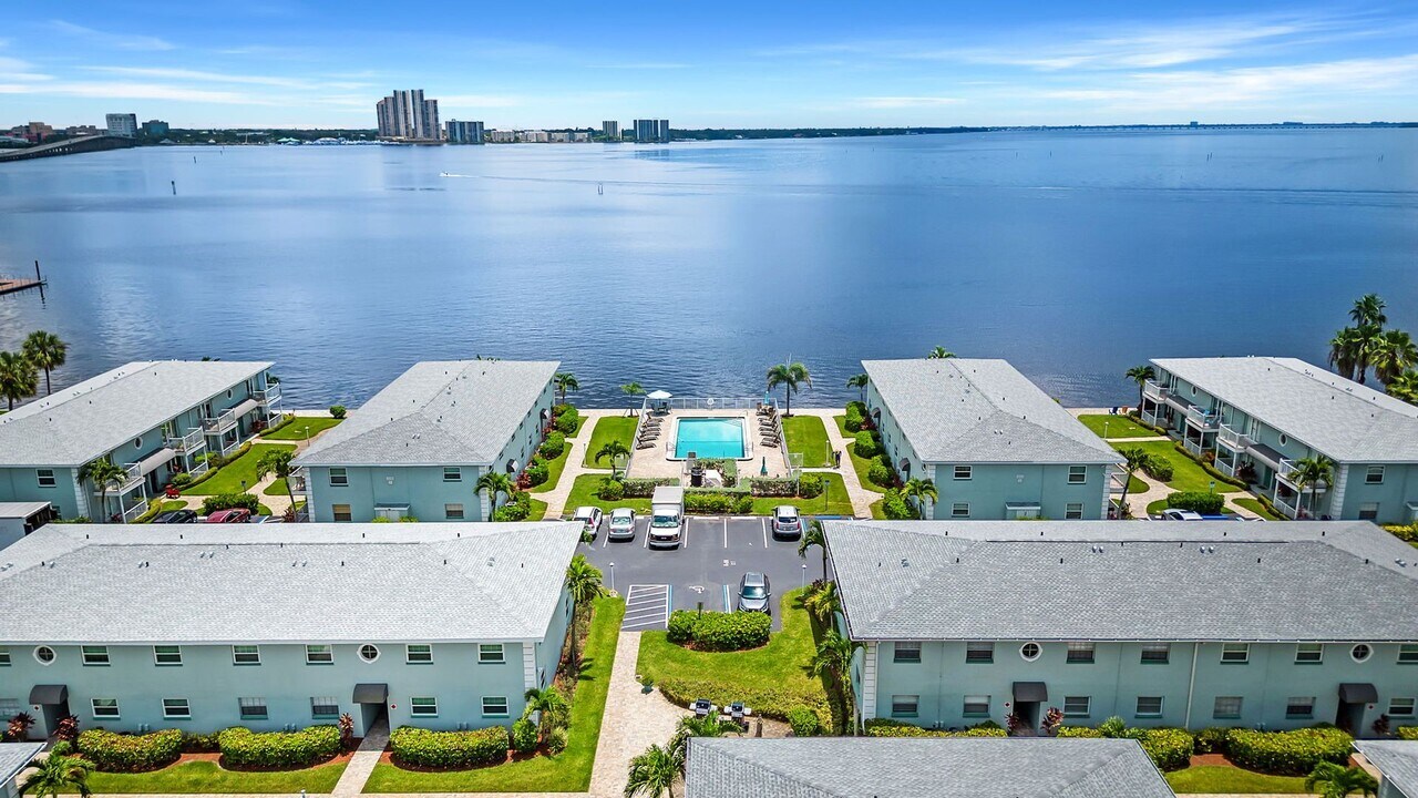 3344 N Key Dr in North Fort Myers, FL - Building Photo