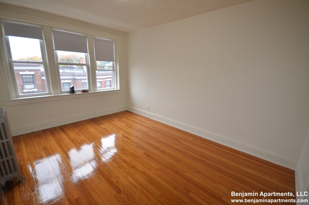127 Sutherland Rd, Unit L in Boston, MA - Building Photo