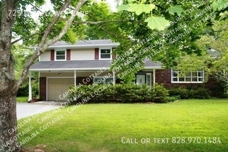 725 Wildflower Ln in Hendersonville, NC - Building Photo