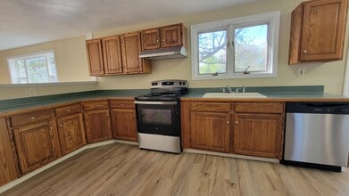 429 Davisville Rd in North Kingstown, RI - Foto de edificio - Building Photo