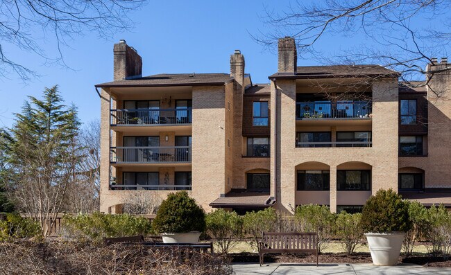 Old Georgetown Village Condo in North Bethesda, MD - Foto de edificio - Building Photo