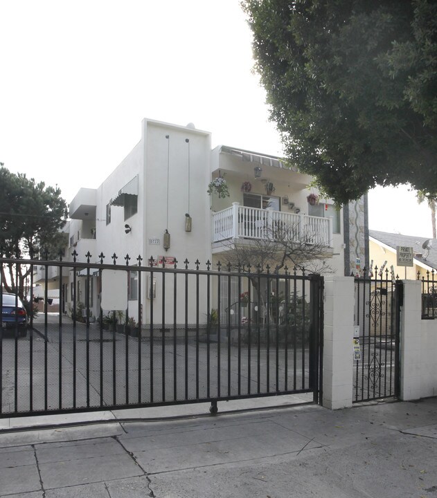 5722 La Mirada Ave in Los Angeles, CA - Building Photo