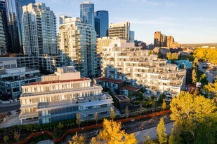 102 2 St SW in Calgary, AB - Building Photo