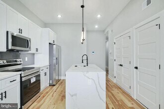 411 W Hewson St-Unit -UNIT 2 in Philadelphia, PA - Foto de edificio - Building Photo