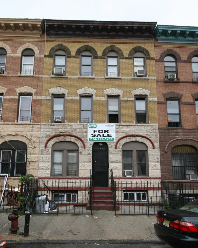 107 Cornelia St in Brooklyn, NY - Building Photo - Building Photo