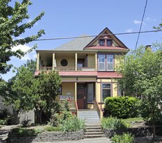 2325 SE Taylor St in Portland, OR - Building Photo