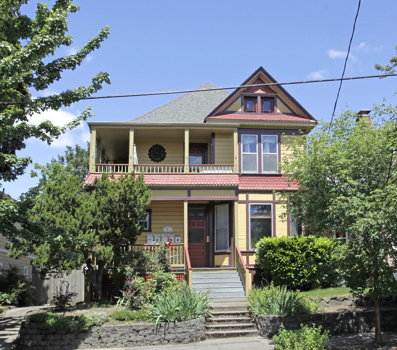 2325 SE Taylor St in Portland, OR - Building Photo