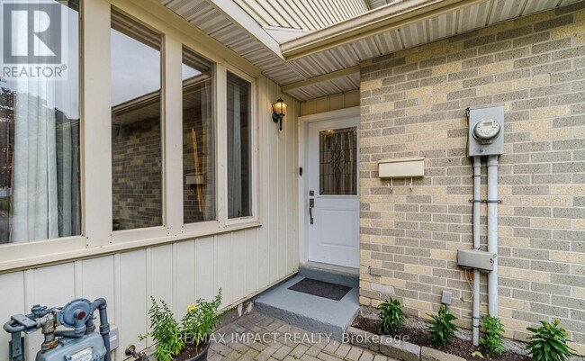 39 Courtleigh Square in Brampton, ON - Building Photo - Building Photo