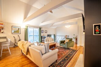 1111 N Honore St, Unit 3 in Chicago, IL - Building Photo - Building Photo