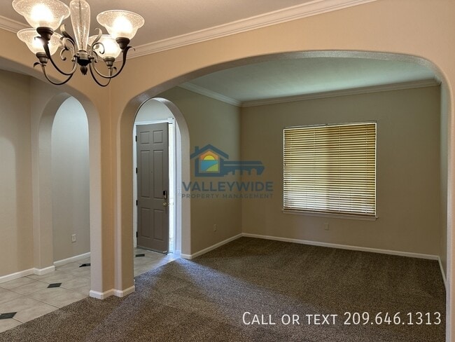 2555 Crestmore Cir in Stockton, CA - Foto de edificio - Building Photo