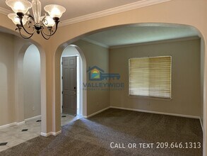 2555 Crestmore Cir in Stockton, CA - Foto de edificio - Building Photo