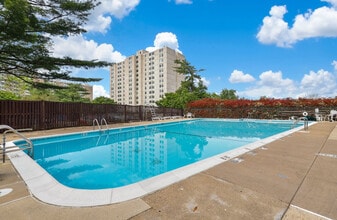 5340 Holmes Run Pky, Unit 1118 in Alexandria, VA - Foto de edificio - Building Photo