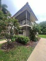 440 Lakeview Dr in Weston, FL - Building Photo