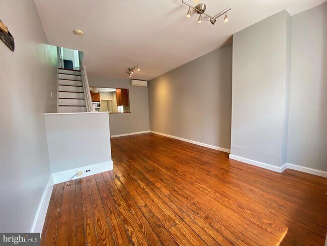 879 N Myrtlewood St in Philadelphia, PA - Building Photo - Building Photo