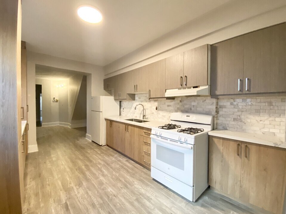 1078 College St in Toronto, ON - Building Photo