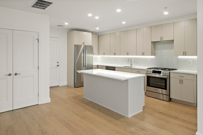 256 Dorchester St, Unit 408 in Boston, MA - Building Photo - Building Photo