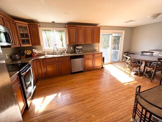 10 Hartford Ave S in Upton, MA - Building Photo - Building Photo