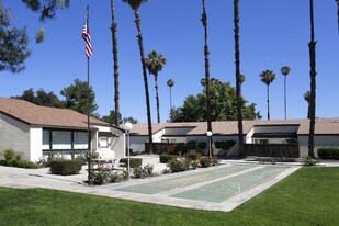 Villa Hemet in Hemet, CA - Building Photo
