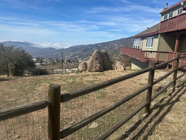 24230 Jacaranda Dr in Tehachapi, CA - Building Photo - Building Photo