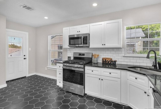 834 Halliday Ave in San Antonio, TX - Building Photo - Building Photo