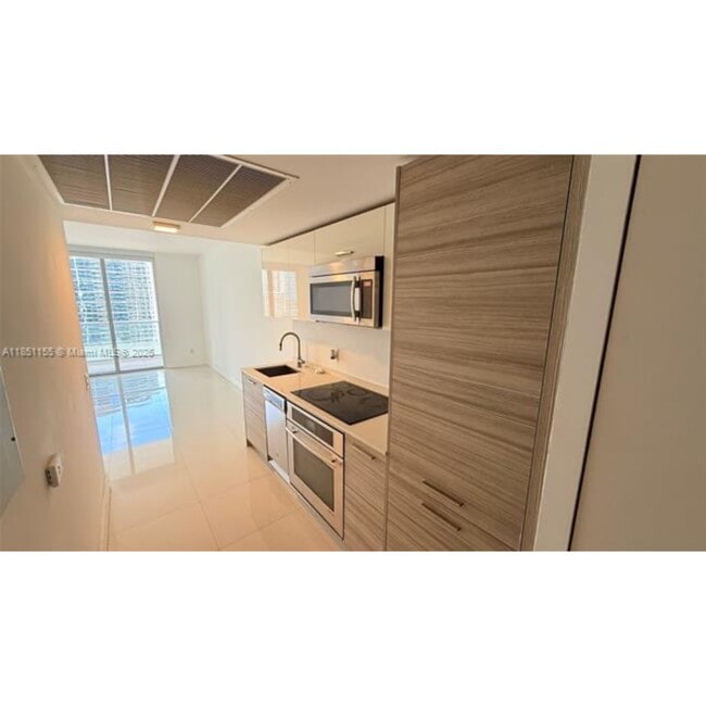 1300 Brickell Bay Dr in Miami, FL - Building Photo - Building Photo