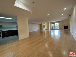 2435 Florencita Dr W-Unit -203 in Montrose, CA - Foto de edificio - Building Photo