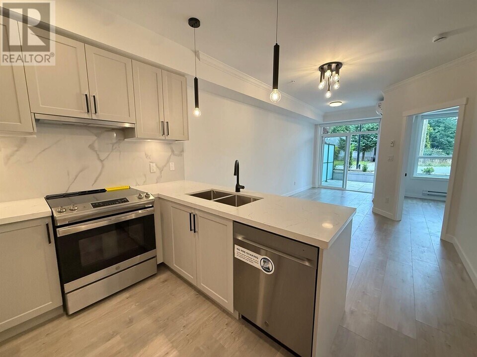 12109-223 223 St in Maple Ridge, BC - Building Photo