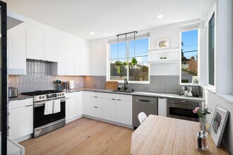 102 NE 45th St in Seattle, WA - Building Photo - Building Photo