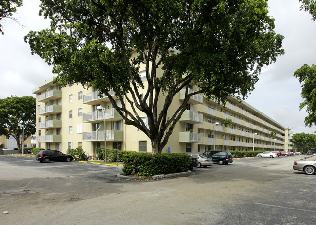 North Bay Villas in North Bay Village, FL - Foto de edificio - Building Photo