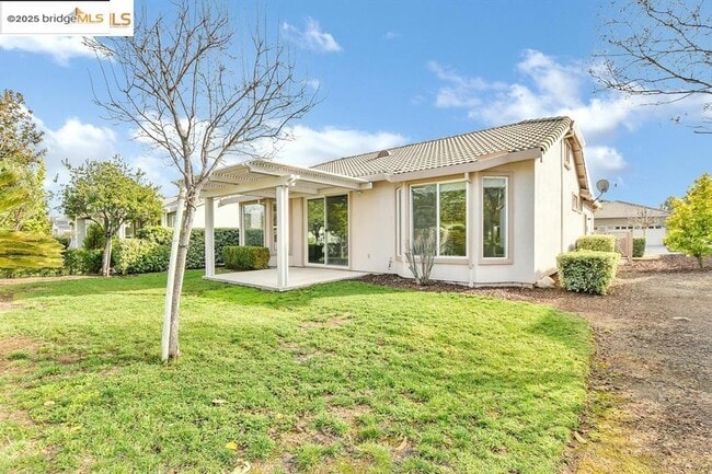 935 Centennial Dr in Brentwood, CA - Foto de edificio - Building Photo