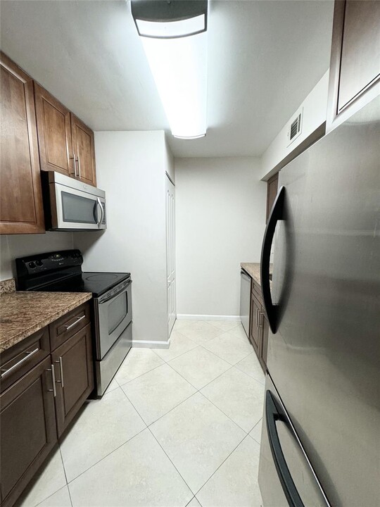 8886 SW 3rd St in Pembroke Pines, FL - Building Photo