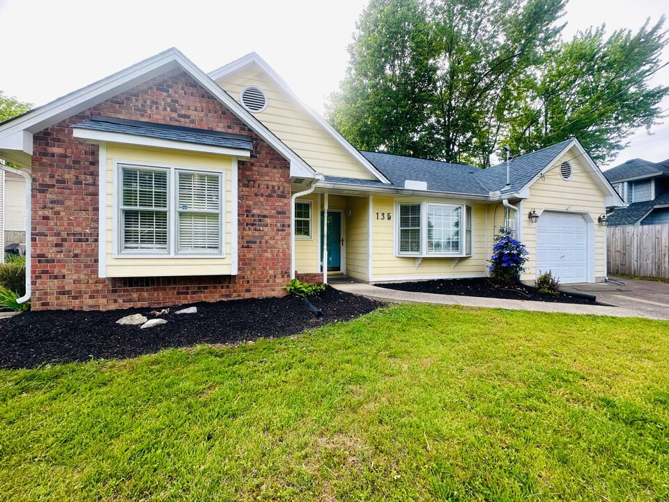 135 Southern Trce in Hendersonville, TN - Building Photo