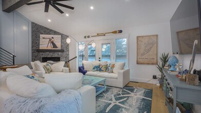 13 Dewberry Ln in Hilton Head Island, SC - Building Photo - Building Photo